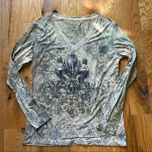 Greensource size large T-shirt.Long sleeve.
Shades of green and cream.